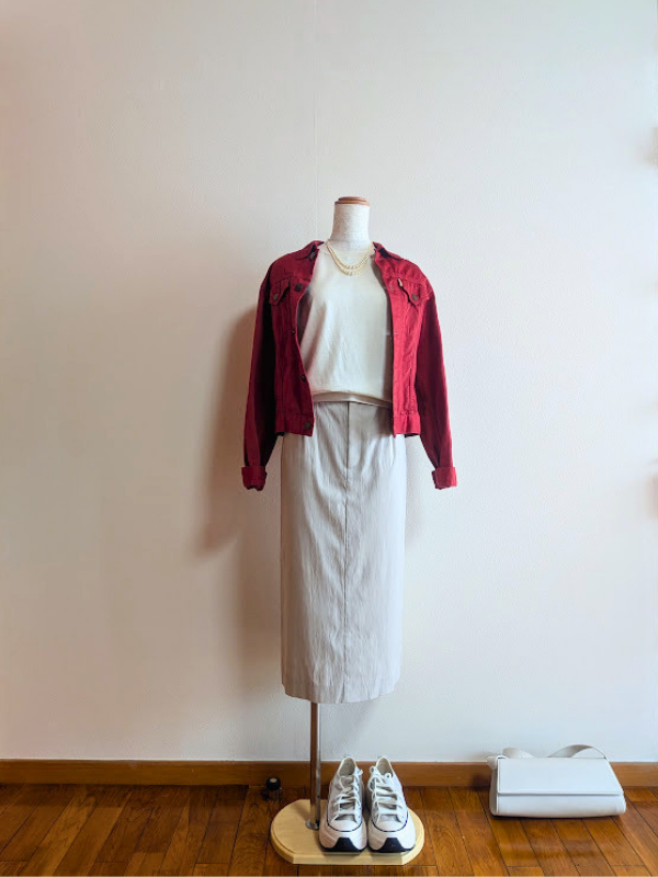 40代・50代コーデ ⑤ホワイトニットにライトベージュタイトスカートを合わせ、レッドGジャンを重ねたトルソーコーデ