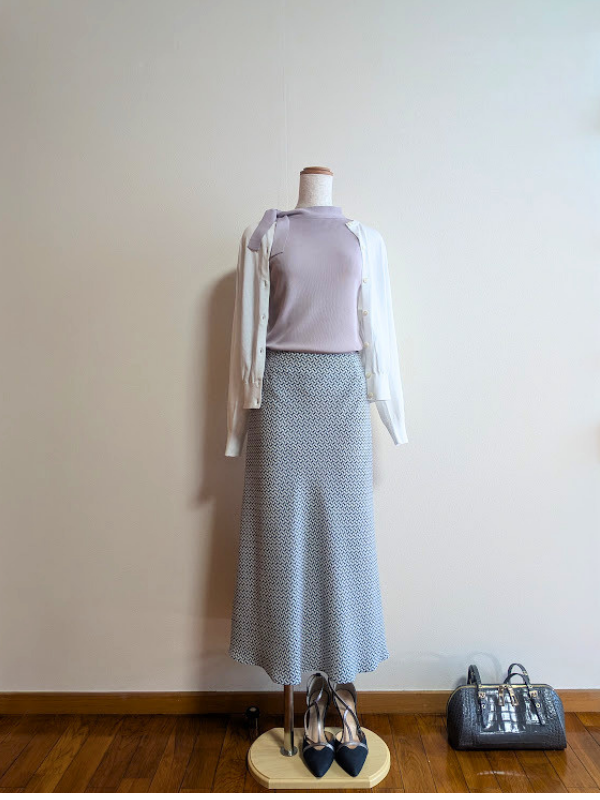 40代・50代コーデ ➂ラベンダーノースリーブニットにグリーン柄マーメードスカートを合わせ、ホワイトシアーカーディガンを合わせたトルソーコーデ