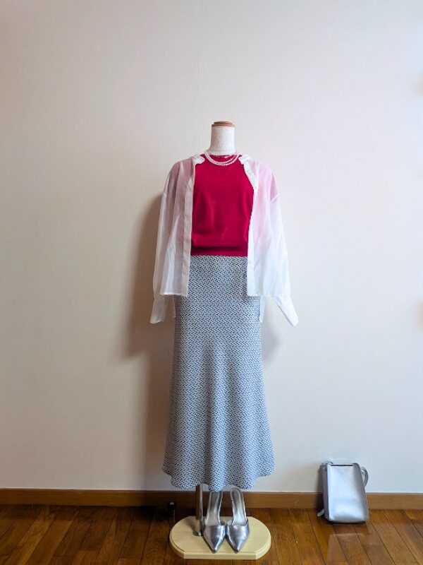 40代・50代コーデ ①レッドニットにグリーン柄マーメードスカートを合わせ、ホワイトシアーブラウスを重ねたトルソーコーデ