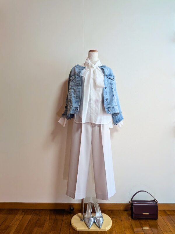 40代・50代コーデ ②ホワイトシアーボウタイブラウスにライトベージュワイドパンツを合わせ、ライトブルーGジャンを重ねたトルソーコーデ