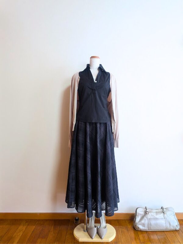 40代・50代コーデ ⑤ブラックシアースカートにホワイトキャミソール、ブラックノースリーブシャツを合わせ、ライトベージュカーディガンを掛けたトルソーコーデ