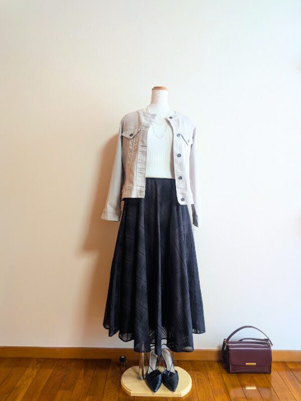 40代・50代コーデ ➂ホワイトハイネックカットソーにブラックシアーフレアスカートを合わせ、ライトグレーGジャンを重ねたトルソーコーデ