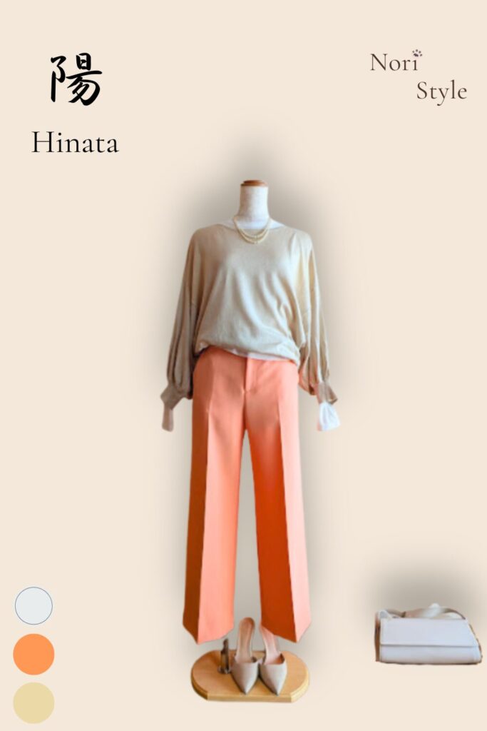 ホワイトシアーカットソーの上にベージュニットを重ね、オレンジのワイドパンツを合わせた陽コーデ。足元とバッグはオフホワイトで統一し、あたたかい光と柔らかな色の重なりがふんわりと広がる一枚。