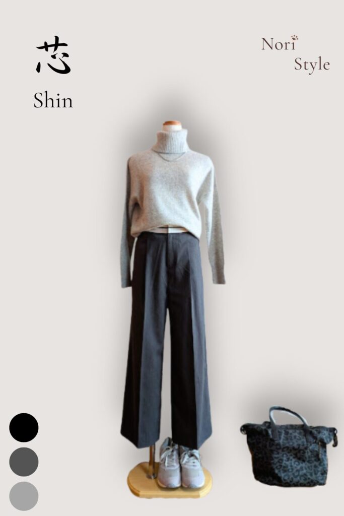 ライトグレーのカシミヤタートルニットにダークグレーワイドパンツを合わせた芯コーデ。足元はライトグレーのスニーカーで軽さを添え、そばには黒ベースのヒョウ柄バッグを置いて、静けさの中にほんの少しの強さが宿る大人のニュアンススタイル。