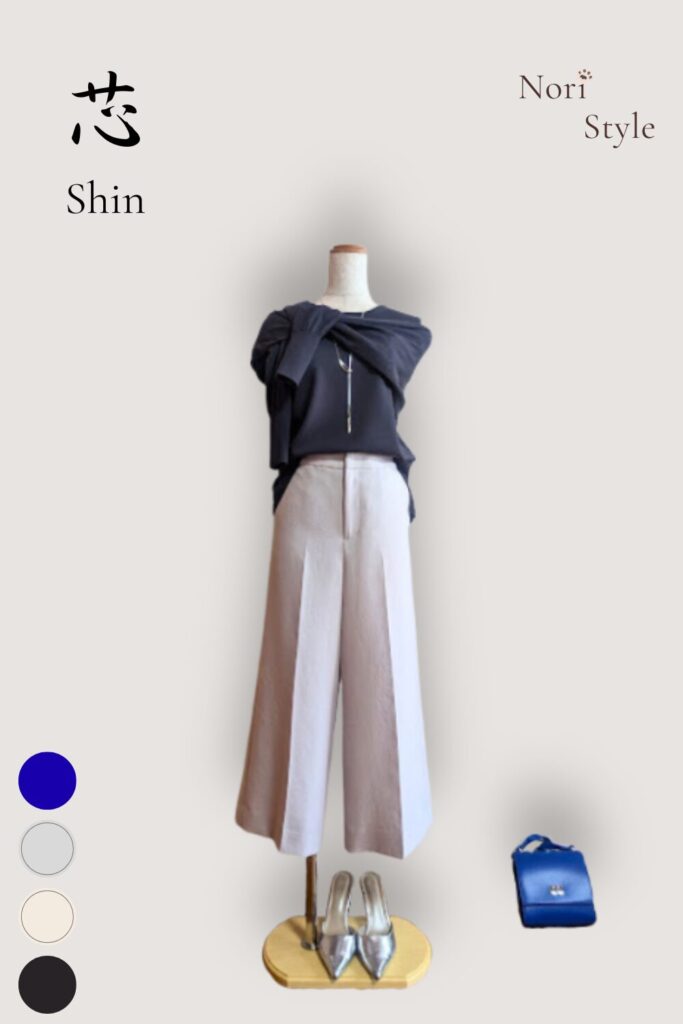 40代・50代大人の春夏きれいめコーデ【芯-Shin】。知的なネイビーのトップスに気品溢れるローズホワイトのセンタープレスワイドパンツ、同系色のたすき掛けカーディガン、鮮やかなブルーのバッグを合わせたハンサムで上品な大人のトルソースタイリング