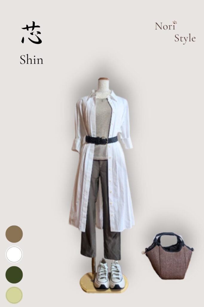 40代・50代大人の春夏きれいめコーデ【芯-Shin】のデザインカード。左側に「芯」の漢字ロゴとカラーパレット、右側にグレージュトップスとカーキパンツにホワイトシャツワンピースを羽織り、黒の太ベルトでウエストマーク。ライトグレーのスニーカー、ダークブラウンのかごバッグを合わせた洗練されたトルソースタイリング