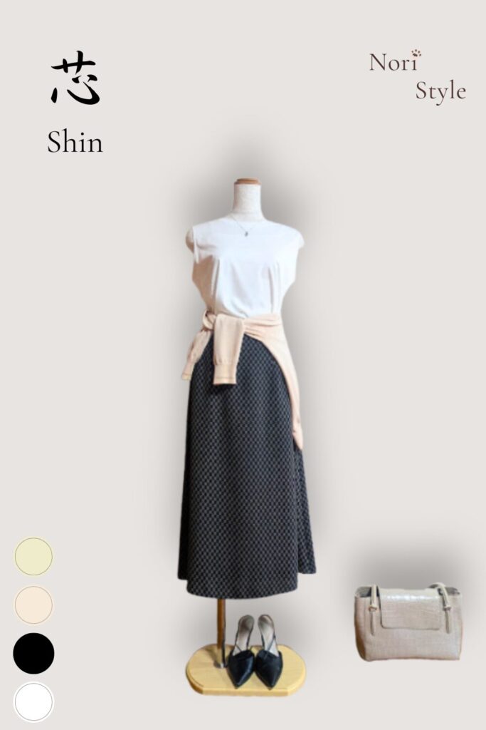 40代・50代大人の春夏きれいめコーデ【芯-Shin】。ホワイトのノースリーブトップスにクラシカルなブラックの柄スカート、腰元にライトオレンジのカーディガンを巻き、足元にブラックのパンプス、右下にライトベージュのバッグを合わせた上品なトルソースタイリングとカラーパレット(いろのね図鑑)