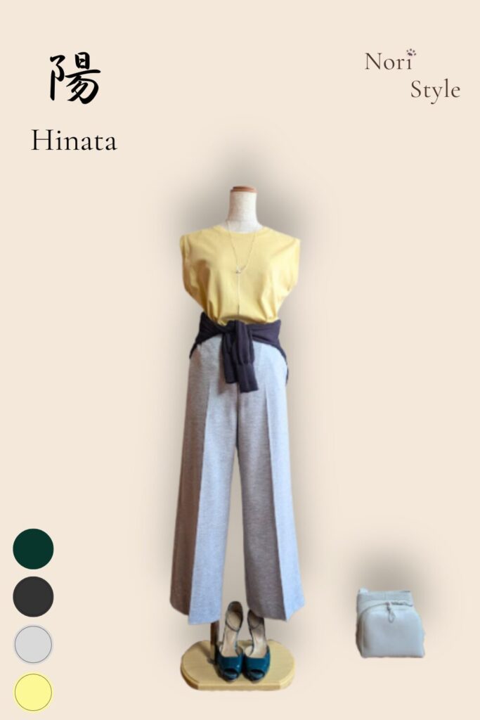40代・50代大人の春夏きれいめコーデ【陽-Hinata】。まろやかなイエローのトップスにグレーのワイドパンツ、ダークトーンの腰巻きカーディガン、深みのあるグリーンのパンプスを合わせた上品なトルソースタイリング