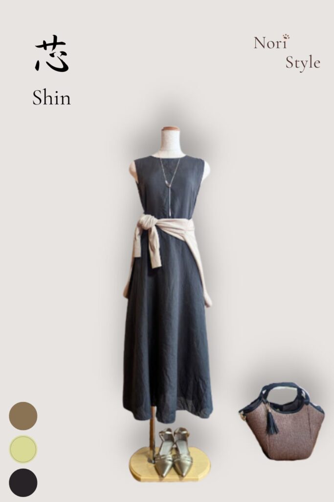 40代・50代大人の春夏きれいめコーデ【芯-Shin】のデザインカード。左側に「芯」の漢字ロゴとカラーパレット、右側にスミクロのリネンワンピースにライトゴールドのカーディガンを腰巻きし、ライトゴールドのローヒールパンプス、ダークブラウンのかごバッグを合わせた洗練されたトルソースタイリング
