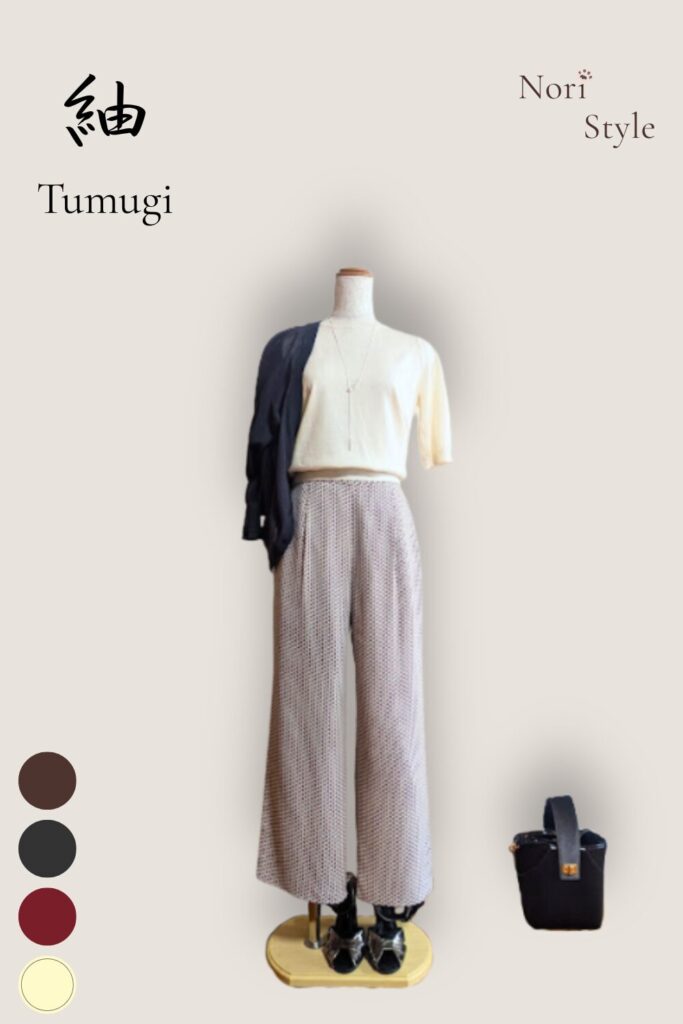 40代・50代大人の春夏きれいめコーデ【紬-Tumugi】。アイボリーの半袖ニットにボルドー柄ワイドパンツ、ダークグレーのシアーカーディガンを片側掛けし、足元にガンメタサンダル、右下にダークブラウンのバッグを合わせた上品なトルソースタイリングとカラーパレット(いろのね図鑑)