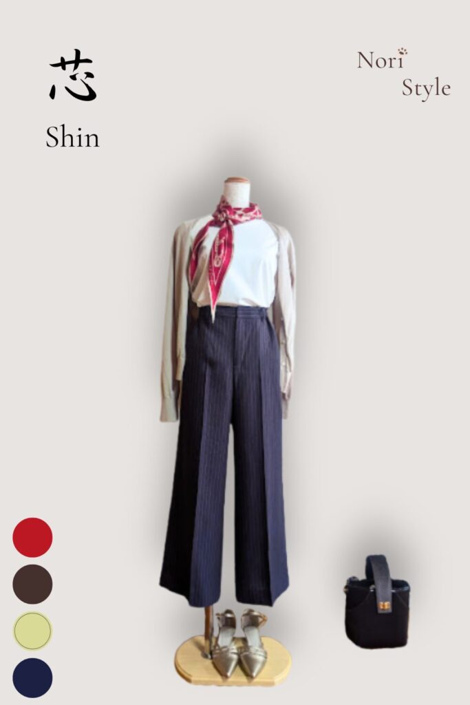 40代・50代大人の春夏きれいめコーデ【芯-Shin】。ネイビーのストライプワイドパンツに白トップス、ベージュのカーディガン、赤のスカーフを合わせた上品なトルソースタイリング