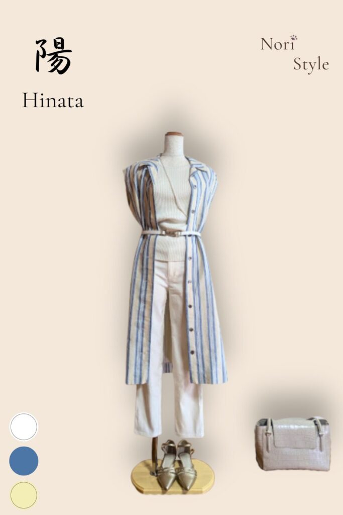 40代・50代大人の春夏きれいめコーデ【陽-Hinata】のデザインカード。左側に「陽」の漢字ロゴとカラーパレット、右側にライトベージュのニットにホワイトパンツ、サックスブルーと白のストライプシャツワンピースを羽織り、白の細ベルトでウエストマーク。ライトゴールドのパンプス、ライトベージュのバッグを合わせた洗練されたトルソースタイリング