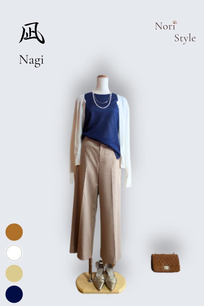 40代・50代大人の春夏きれいめコーデ【凪-Nagi】。深みのあるネイビーのトップスにベージュのセンタープレスワイドパンツ、白のシアーカーディガン、ブラウンのミニバッグ、上品な2連ネックレスを合わせた、静かで洗練された大人のトルソースタイリング