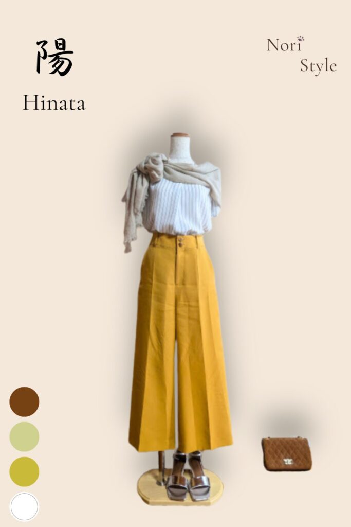 40代・50代大人の春夏きれいめコーデ【陽-Hinata】。細かなストライプ柄のホワイトブラウスに鮮やかなイエローのワイドパンツ、肩まわりにライトベージュのスカーフを巻き、足元にシルバーサンダル、右下にブラウンのバッグを合わせた上品なトルソースタイリングとカラーパレット(いろのね図鑑)