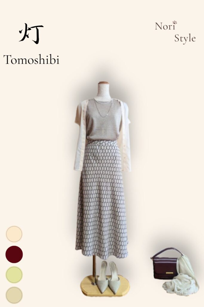 40代・50代大人の春夏きれいめコーデ【灯-Tomoshibi】。グレージュのニットにベージュ柄のフレアスカート、ライトベージュのカーディガンを肩掛けし、足元にアイボリーのパンプス、右下にボルドーのバッグとアイボリーのストールを合わせた上品なトルソースタイリングとカラーパレット(いろのね図鑑)