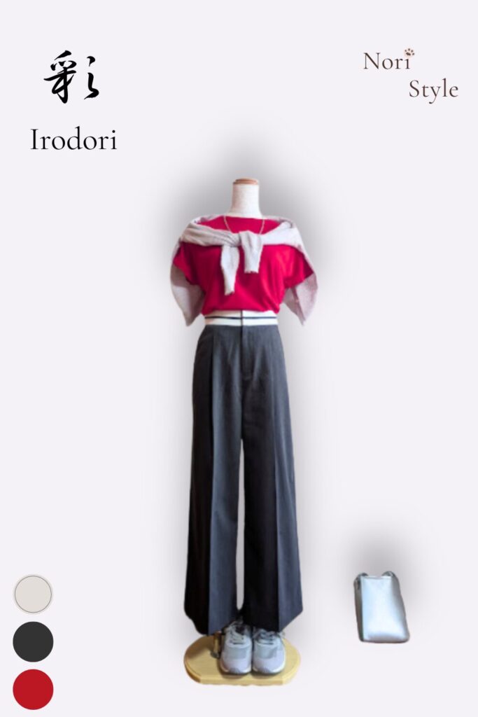 40代・50代大人の春夏きれいめコーデ【彩-Irodori】。鮮やかな赤のトップスにダークグレーのワイドパンツ、ライトグレーの肩掛けカーディガン、シルバーのミニバッグ、グレーのスニーカーを合わせたドラマチックで上品なトルソースタイリング
