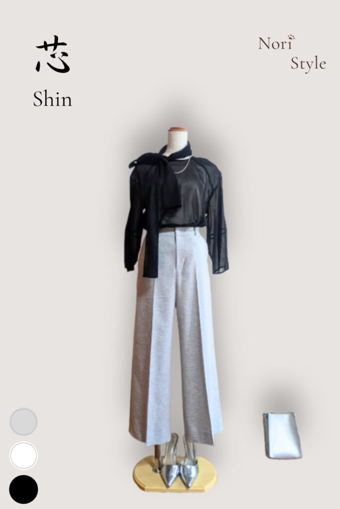 「いろのね図鑑」より、パーソナルスタイリストNoriによるコーディネート【心のクロゼット 芯‐Shin】のトルソー(マネキン)表示。ブラックシアーブラウスに黒のトップスをスタイリッシュにボトムスには美しいセンタープレスのライトグレーワイドパンツを合わせたクリーンなグラデーションスタイル。足元のシルバーのポインテッドトゥパンダルと、右下に置かれたシルバーのミニクラッチバッグが、40代・50代女性の都会的で優美な知性を引き立てる真夏の洗練モノトーンコーデ。