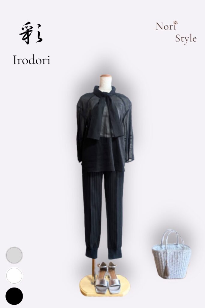 「いろのね図鑑」より、パーソナルスタイリストNoriによるコーディネート【心のクロゼット 彩‐Irodori】のトルソー(マネキン)表示。ブラックシアーブラウスに、スタイリッシュなブラックストライプパンツを合わせた、大人の遊び心が光るモダンなオールブラックスタイル。質感の異なる黒を重ねることで、ワントーンの中に心地よいリズムが生まれています。足元のシルバーサンダルと、右下の涼しげな編み込みカゴバッグが絶妙な抜け感を演出する、40代・50代女性のための洗練された夏コーデ。