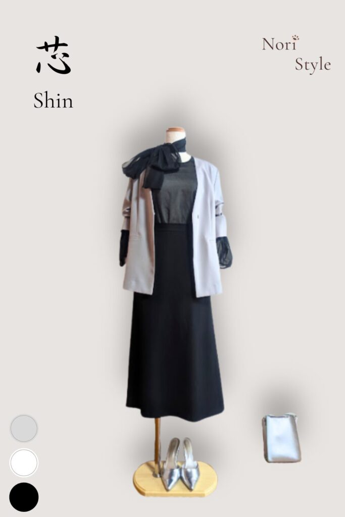 「いろのね図鑑」より、パーソナルスタイリストNoriによるコーディネート【心のクロゼット 芯‐Shin】のトルソー(マネキン)表示。ブラックシアーブラウスに美しいシルエットのブラックフレアスカートを合わせ、仕上げにライトグレーのサマージャケットをさらりと羽織った、ハンサム・エレガンスなスタイル。ストイックなモノトーンにジャケットを重ねることで、大人の知性と凛とした美しさが引き立ちます。足元のシルバーサンダルと、右下のシルバーミニバッグが洗練されたアクセントを添える、40代・50代女性のための端正な夏コーデ。