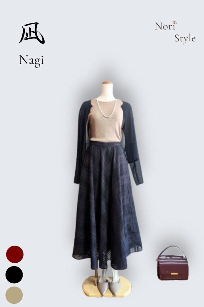 縦長の白を基調とした背景に、トルソーを配した「凪 — Nagi」のコーディネートカード。柔らかなライトブラウンの半袖ニットに、黒のシアーフレアスカートとブラックシアージャケットを重ね、胸元にパールの美しいU字カーブを添えた秋先取りのフレンチシックな装いです。左上には「凪 — Nagi」、右上には「Nori Style」、左下にはカラー丸ドット(ライトブラウン、黒、ボルドー)、右下にはボルドーのバッグが配されている。