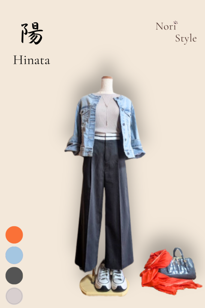 Nori Style「心のクローゼット」スタイリングボード。「陽 – Hinata」の書とともに、ライトブルーのGジャン、ライトグレーのニット、ダークグレーのワイドパンツのトルソーコーディネートを掲載。オレンジのストールとグレーのバッグがアクセント。左下にテーマカラーを表現したオレンジ、ブルー、ダークグレー、ライトグレーの4色のカラーサークルを配置。