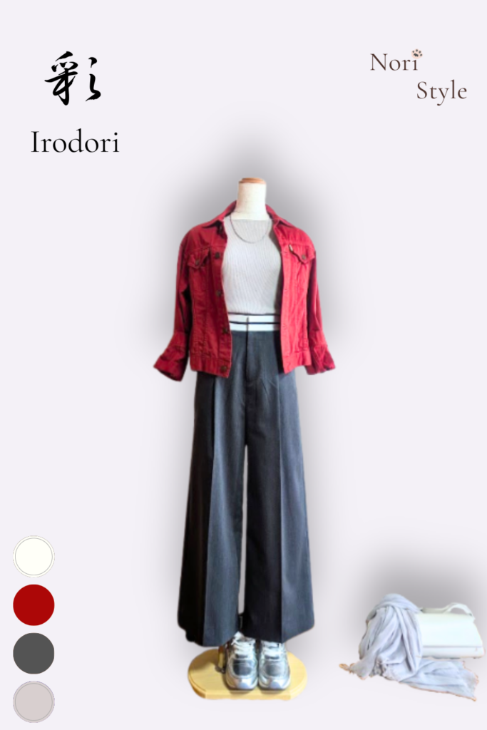 Nori Style「心のクローゼット」スタイリングボード。「彩 – Irodori」の書とともに、レッドのGジャン、ライトグレーのインナー、ダークグレーのワイドパンツ、シルバースニーカーのトルソーコーディネートを掲載。右下にはオフホワイトのバッグとライトグレーのストールを配置。左下には構成色を表すオフホワイト、レッド、ダークグレー、ライトグレーの4色のカラーサークル。