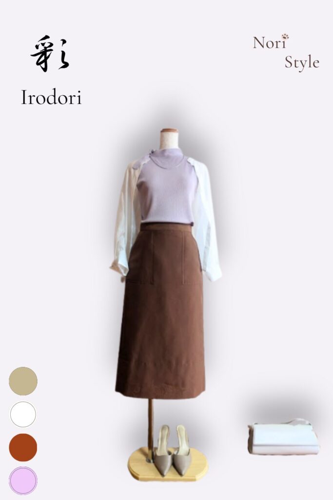 縦長の白を基調とした背景に、トルソーを配した「彩 — Irodori」のコーディネートカード。こっくりとしたブラウンのタイトスカートに、知的なラベンダーのノースリーブトップスとホワイトシアーブラウスを軽やかに羽織らせた涼やか上品なフェミニンスタイルです。左上には「彩 — Irodori」、右上には「Nori Style」、左下にはカラー丸ドット(ブラウン、白、ラベンダー)が灯っています。