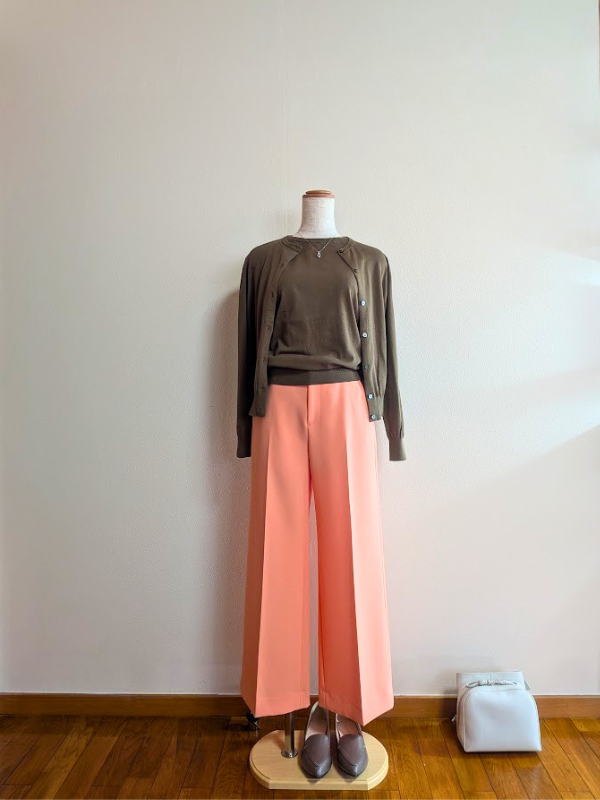カーキトップスとパステルオレンジのワイドパンツを合わせたコーデ