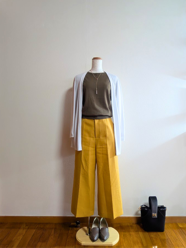 カーキトップスとマスタードのワイドパンツ、白ロングカーディガンのコーデ