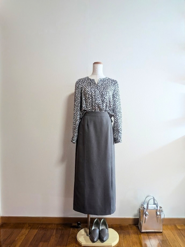 グレーロングタイトスカートに柄ブラウスを合わせた秋コーデ